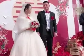 40分钟的结婚典礼，新郎官哭30分钟，新娘子笑喷。网友：后悔了？图片