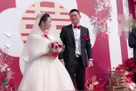 40分钟的结婚典礼，新郎官哭30分钟，新娘子笑喷。网友：后悔了？图片