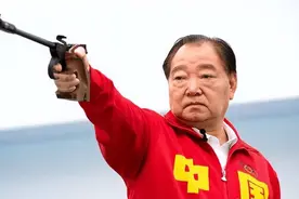 “中国首金得主”许海峰晚年：66岁住单位房，视力衰退，尽显老态图片