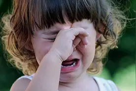 父母有这3种表现，孩子多半自卑又自私，易被同学孤立图片