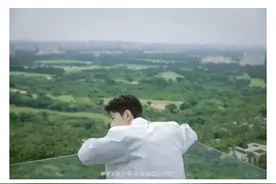 肖战突袭降落库存随拍，白衬衫少年是夏天最好的名词图片