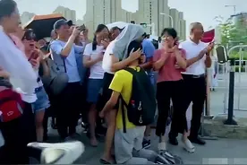 2019年高考，小伙一出考场就哭着当众给母亲下跪，后来考了多少分图片