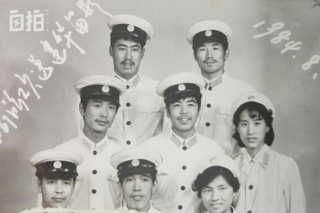 女子穿警服半辈子 60岁后走秀拿奖