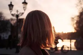 亲亲抱抱，坐大腿，26岁继父溺爱15岁继女惹争议，网友：人心难测图片