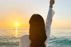 高考当天，小女儿刚考完第一科，我转身就给了陪考的大女儿一耳光图片