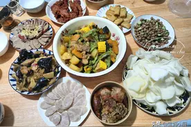 我家9道菜晚餐，有荤有素一小桌，喝酒的吃着乐呵，孩子们也满意图片