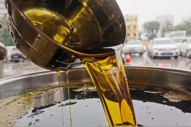 为啥刚榨出来的菜籽油要加热盐水？加盐水的作用是什么？图片