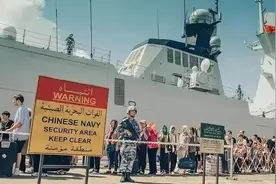 中国撤侨时，为何武装分子不敢靠近？标语牌的一句话很霸气图片