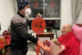 坚持8年，扬州退伍老兵新春慰问109岁老红军图片