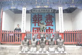 岳飞墓前本来跪着5个人，为何后来变成了4个，另一个人去了哪里？图片