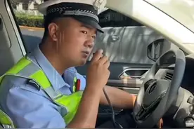 【热点】交警、城管当街卖瓜！咋回事？图片