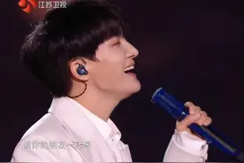 江苏卫视跨年：周深和邓丽君的合唱我听了，说说我的看法吧图片