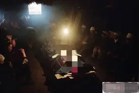 守夜都不是至亲的人，他们守夜喝酒打牌就行，为什么要他们守夜？图片