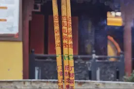 拜佛时候如何正确的上香图片