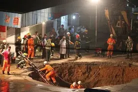 人行道突发地陷，路人不幸坠入深洞！图片