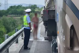 高速路上违停竟是为了洗澡？! | 夏季整治百日行动图片