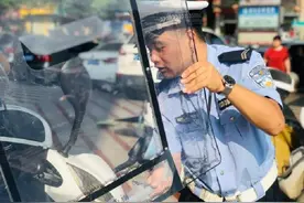 多地要求电动车上路，拆除挡风被、挡风板，车主：冬天骑车有点难图片