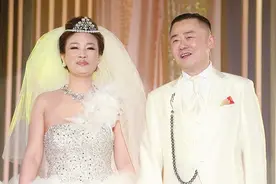 温州女富商胡洁：26岁白手起家，前夫入狱后，立马带娃嫁周立波图片