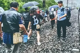 【警徽闪耀抗洪防汛一线】10小时的徒步，86小时的救援！图片