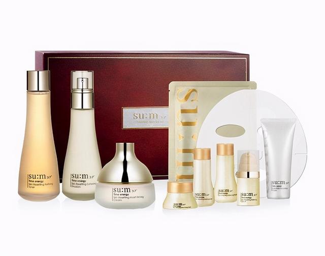 这些水乳深透补水，丝丝沁润，宛若天然保湿屏障，透现水润清爽