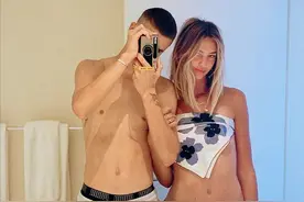 贝克汉姆19岁儿子在镜前拍照，女友只围了块方巾，其躺床照也曝光图片