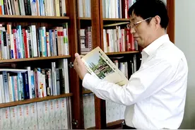嘉定一市民，30年收藏嘉定名人签名书1568册图片