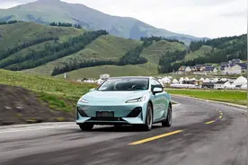 顶配要70万！长安深蓝SL03配置如何选最划算图片