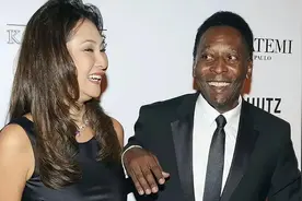 泪目！贝利日本妻子寸步不离守护身边，50岁韵味十足，相伴至临终图片