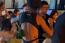 轮到男明星发癫了？网友北戴河偶遇姜思达，丁字裤露半臀大秀身材图片