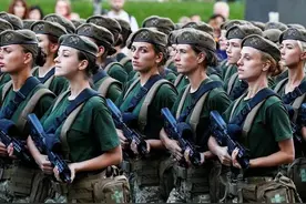 举国动员与俄开战？乌克兰动员数十万女兵，孕妇都要进行兵役登记图片