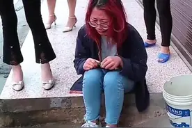 奇葩！把丈夫绑在床上喂水喂饭，被家暴也不肯离婚图片