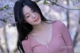 穿搭美图｜街拍蓝色牛仔裤搭配粉色上衣的清纯甜美小姐姐图片