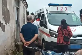 救护车轧坏菜摊蔬菜被大妈拦住索赔，“若耽搁抢救谁负责”引争议，荆州市急救中心回应称正调查处理图片