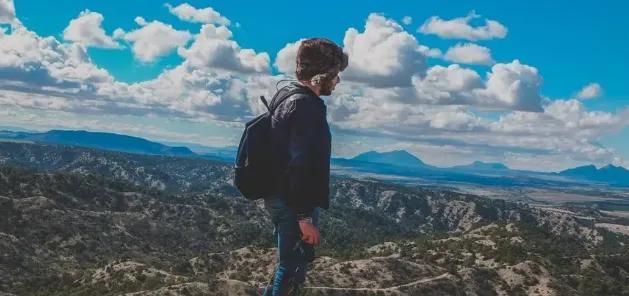 第一场旅行的说说心情短句(2021第一场旅行发朋友圈)