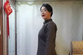 蒋欣过年在剧组拍戏，穿棉服在房车挑战青绿腰，头险些撞到玻璃图片