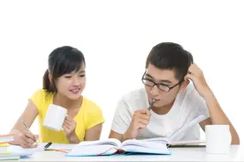 我的初恋就是我的同桌，距离高考还有一个月，被班主任抓了现行图片
