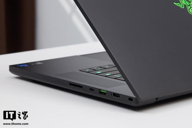 雷蛇灵刃 17 专业版评测：最强移动端 GPU，DLSS 畅玩 2K 光追