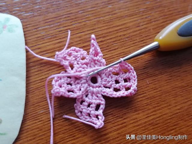 钩织了好几朵高颜值糖果色的可爱立体镂空花花,这是图文教程哦
