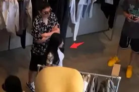 王思聪携新女友逛街，样貌清纯胸围惊人，网友：快叫孙一宁来图片