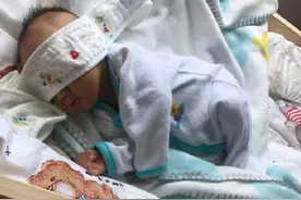 新生儿该穿连体衣，还是分体衣？新手爸妈看过来图片