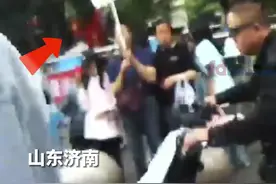 我就是你的眼！盲人高举盲杖民警秒懂施援手图片