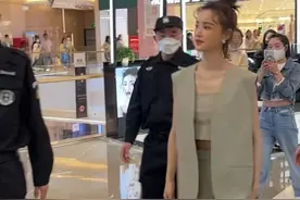 40岁张歆艺活动生图曝光，暴瘦后被赞又白又美，巴掌脸排骨胸抢镜图片