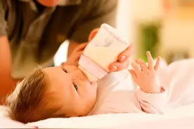 孩子早上起来后，先吃辅食还是先喝奶？当心弄错伤娃脾胃，别不懂图片