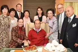 何鸿燊大女儿和小女儿相差52岁，大房一脉疯的疯，病的病图片