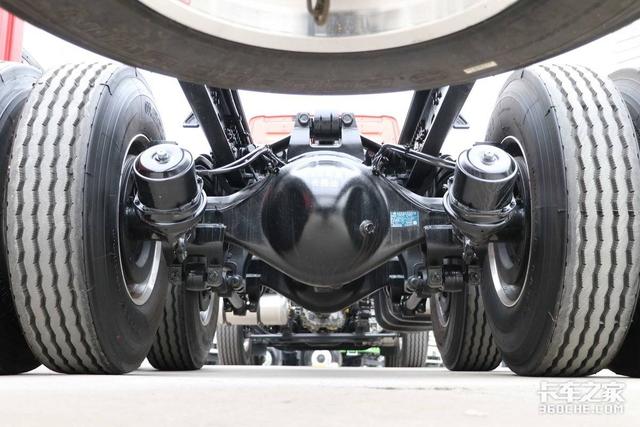 底盘自重仅8.9吨，五星级驾驶室，解放JH6载货车舒适性再升级！