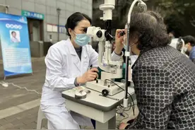 眼药水切勿盲目使用 小心被青光眼“盯”上图片