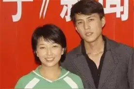 靳东曾与大9岁的江珊同居五年，因女方女儿反对成意难平图片