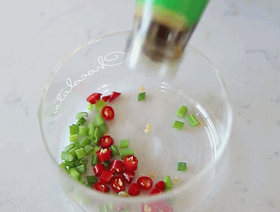 手抖倒半瓶，耗油瓶设计难用？原来是有苦衷