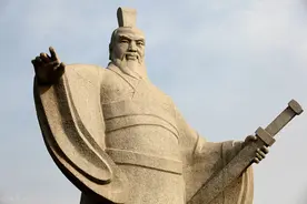 吕布被曹操抓住后，曹操问刘备如何对付吕布，刘备的回答太聪明了图片