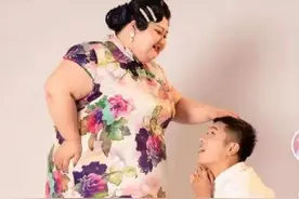 女网红胖到300斤，男友把她当捞钱工具，还拍视频来嫌弃她图片